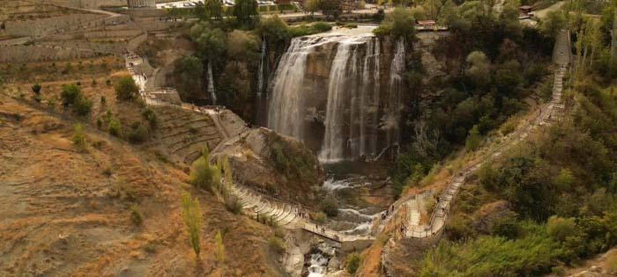 Tortum Şelalesi'nde sonbahar manzarası