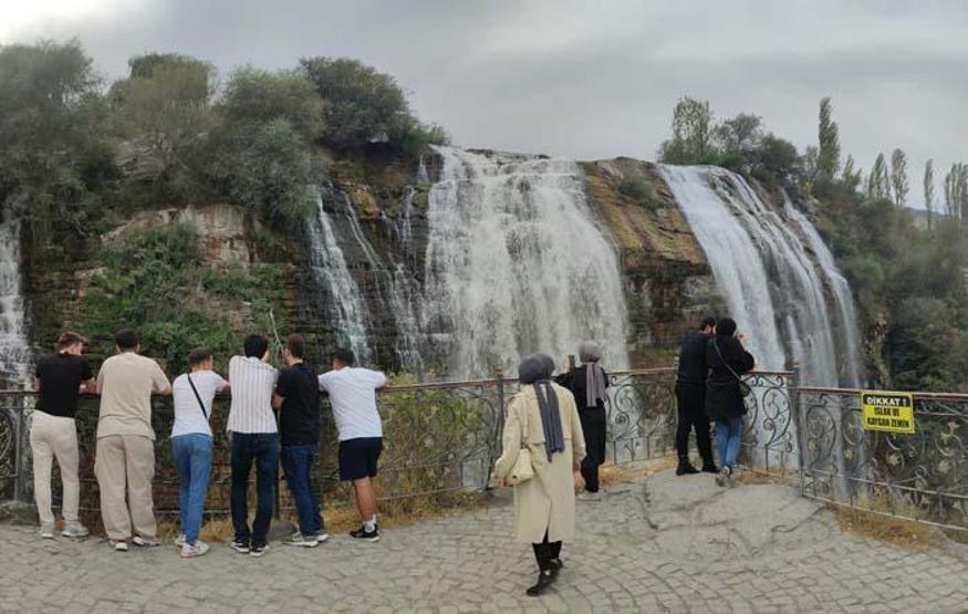 Tortum Şelalesi'nde sonbahar manzarası