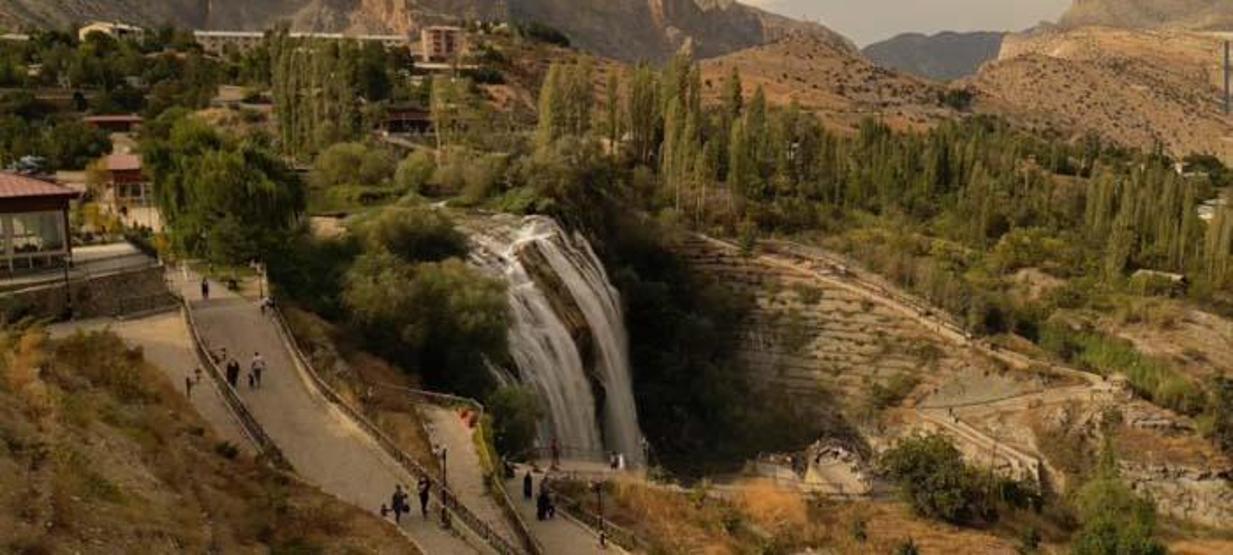 Tortum Şelalesi'nde sonbahar manzarası