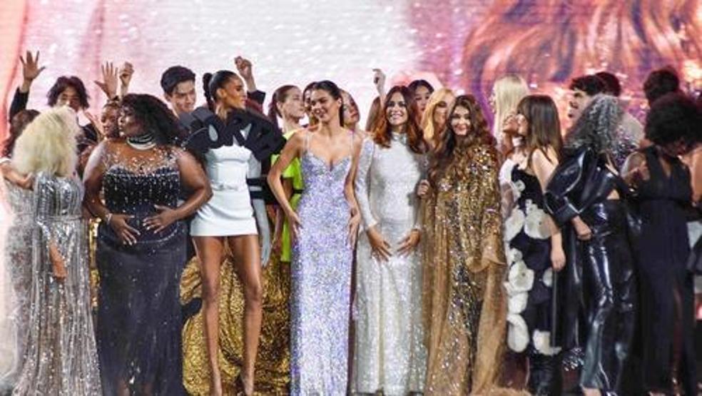 Paris Moda Haftası: Şıklığıyla tüm bakışları üzerine çekti! Ünlü oyuncular podyuma çıktı...