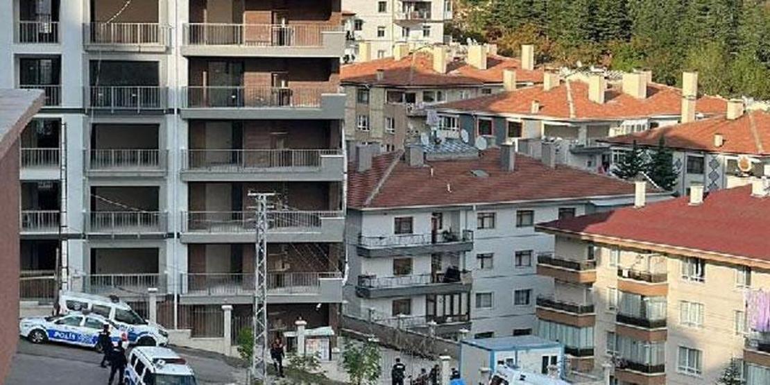 Erkek arkadaşıyla görüşmesini istemeyen annesini öldürüp, intihar etti