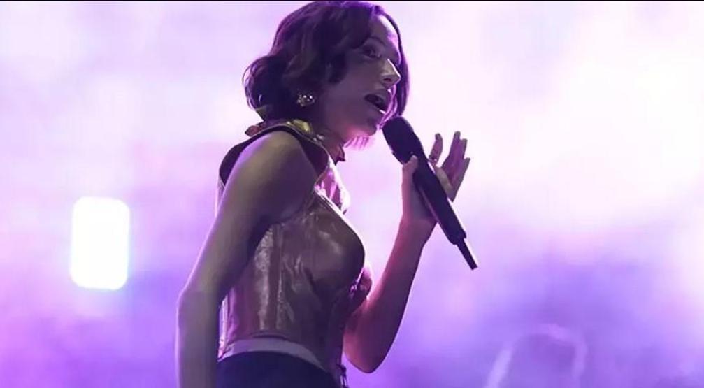 Zeynep Bastıktan ayna pozları