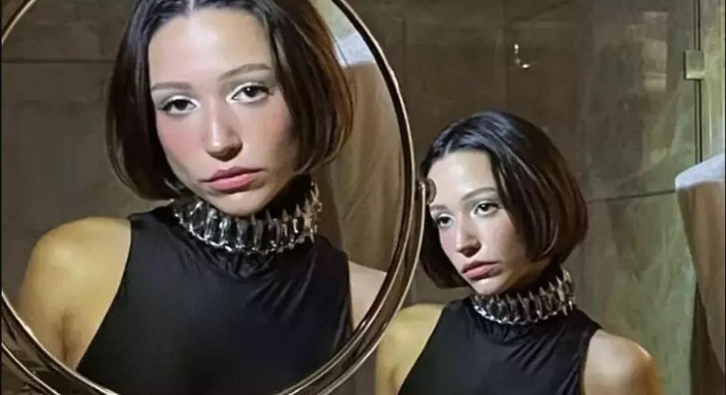 Zeynep Bastıktan ayna pozları