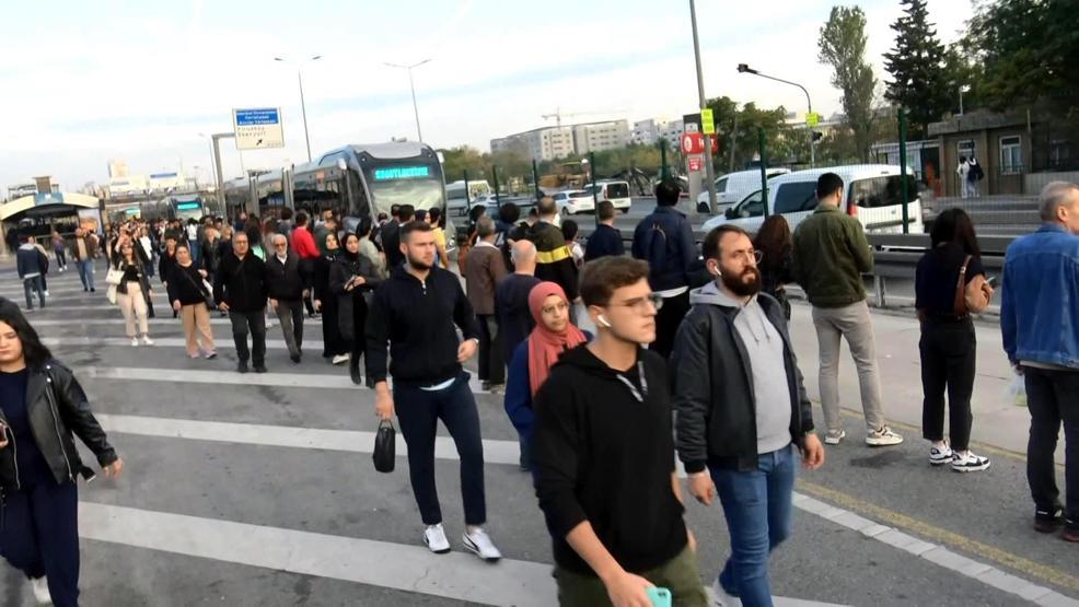 Avcılarda metrobüse binmek isteyenlere beyaz yol sürprizi