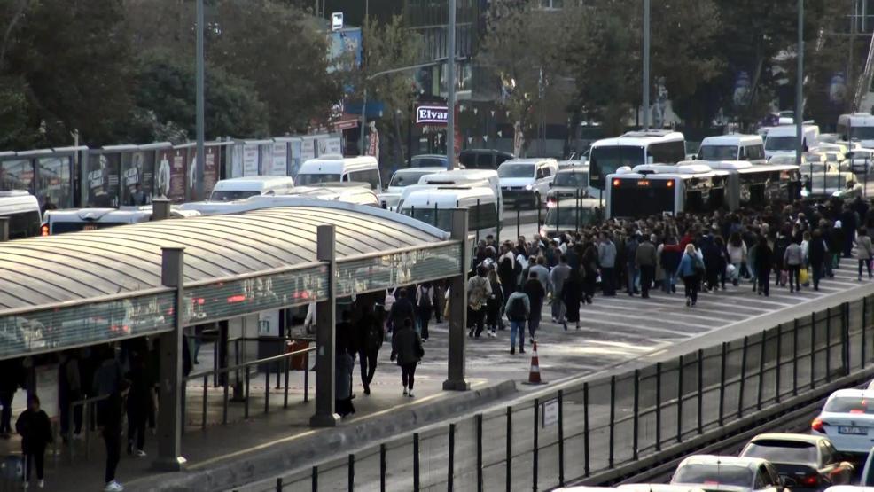 Avcılarda metrobüse binmek isteyenlere beyaz yol sürprizi