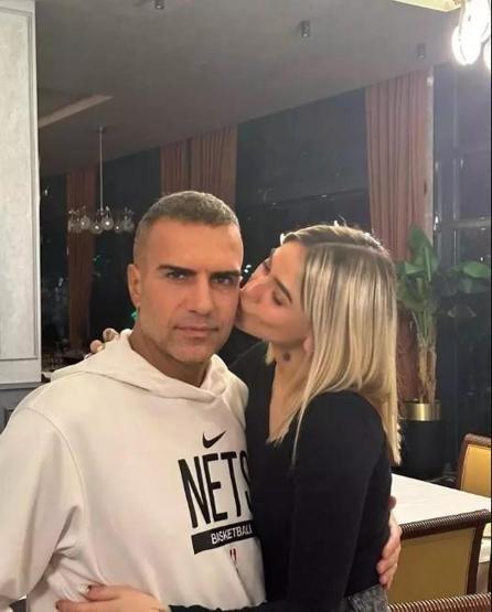 Berdan Mardini ve genç sevgilisi Dilara Talay el ele