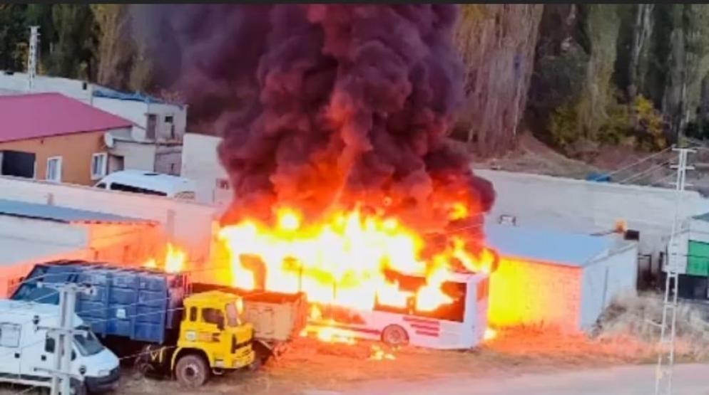 Karsta park halindeki halk otobüsü alev alev yandı