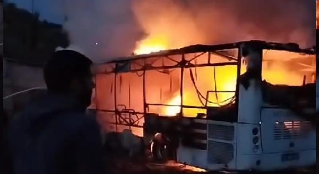 Karsta park halindeki halk otobüsü alev alev yandı