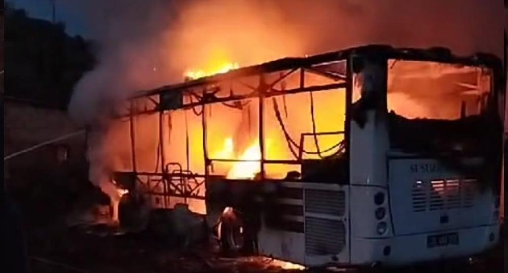 Karsta park halindeki halk otobüsü alev alev yandı