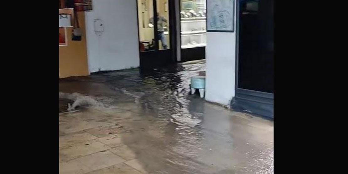 Une averse s'abat sur Istanbul : le Grand Bazar est inondé !