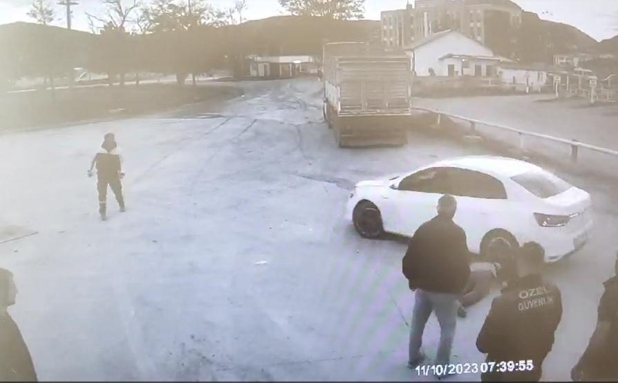 Ağabeyini öldüren kişinin ağabeyine otomobille çarpıp, yaraladı
