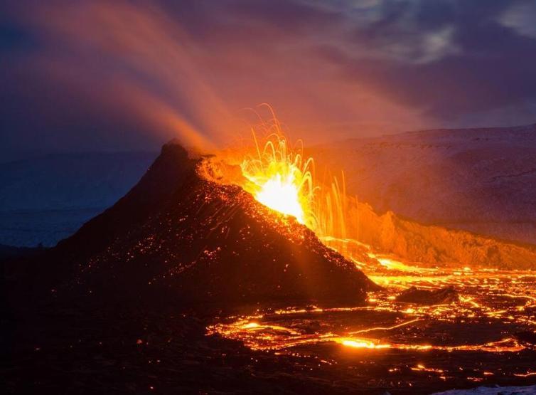 İzlanda'da yanardağ alarmı: 'Gazoz kutusu gibi patlayabilir'