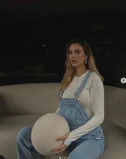 Yasemin Şefkatli’den karnı burnunda pozlar