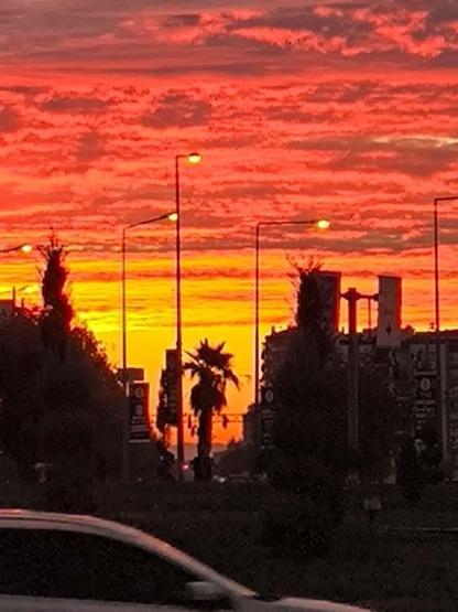 Diyarbakır’da gün doğumu gökyüzünü kızıla boyadı