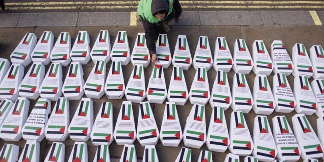 İngiltere'de çarpıcı 'Gazze' protestosu: Yüzlerce çocuk tabutu bırakıldı