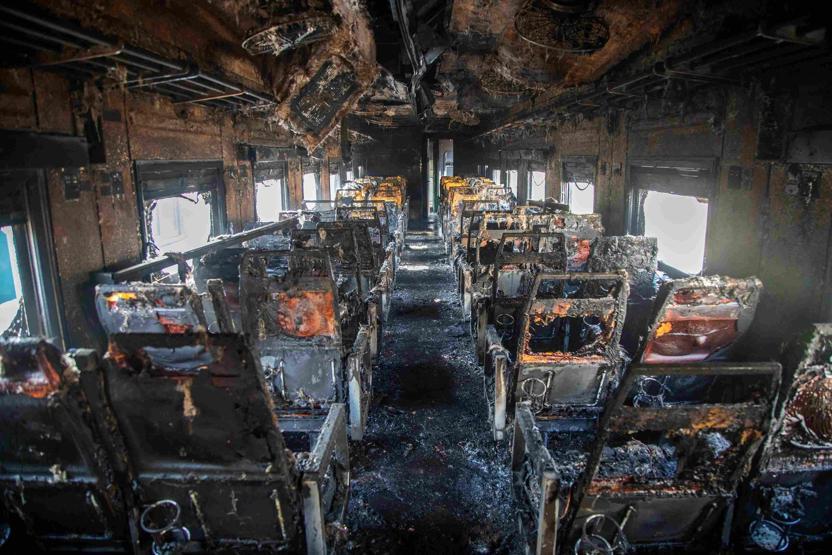 Bangladeşte tren vagonları ateşe verildi