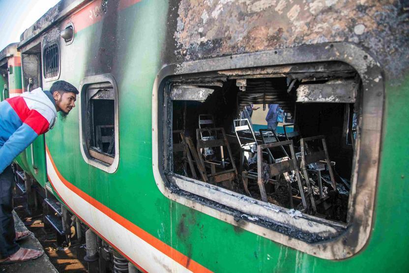 Bangladeşte tren vagonları ateşe verildi