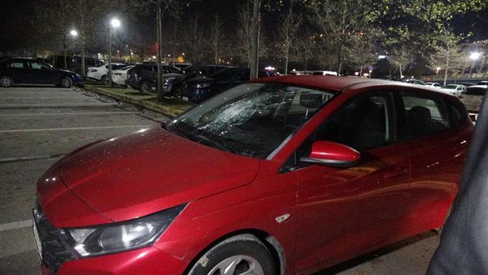Açık otoparktaki 35 aracın camını kırdı