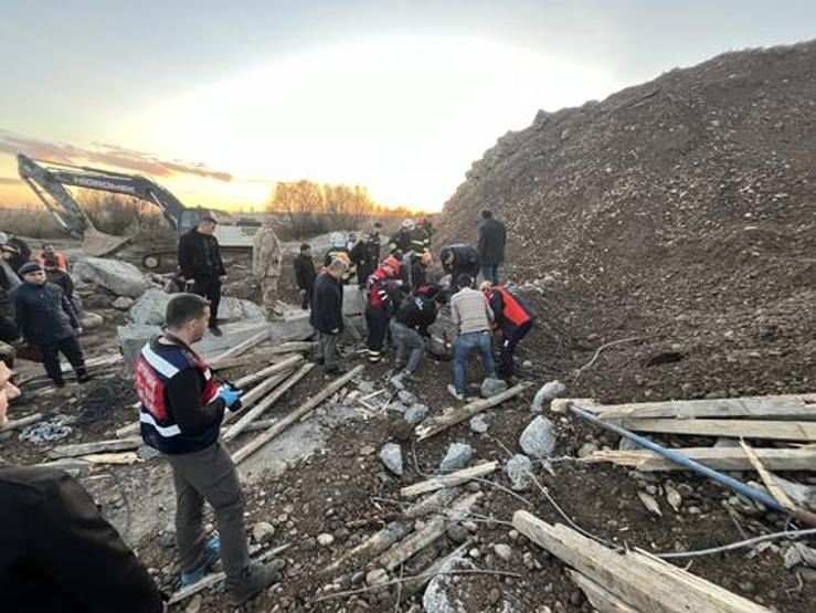 Diyarbakırda kum ocağında göçük: 1 ölü, 1 yaralı - Günün Haberleri