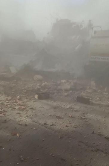 Esenyurt'ta kontrollü yıkım sırasında bina caddeye çöktü