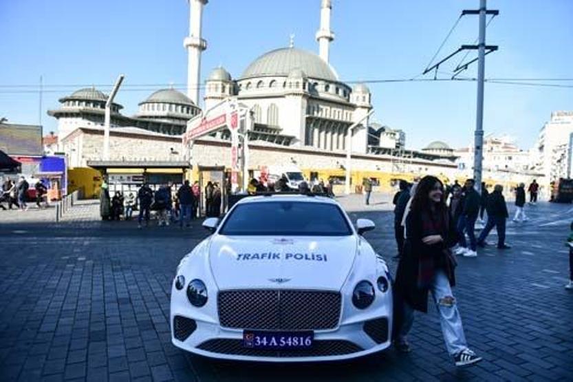 Bakan bir daha baktı: İstanbulda görenleri şaşkına çeviren polis devriyesi