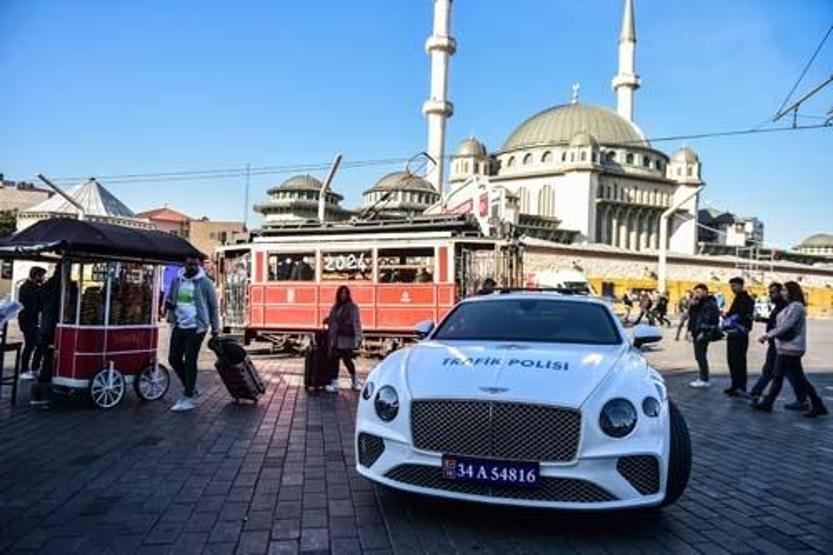 Bakan bir daha baktı: İstanbulda görenleri şaşkına çeviren polis devriyesi