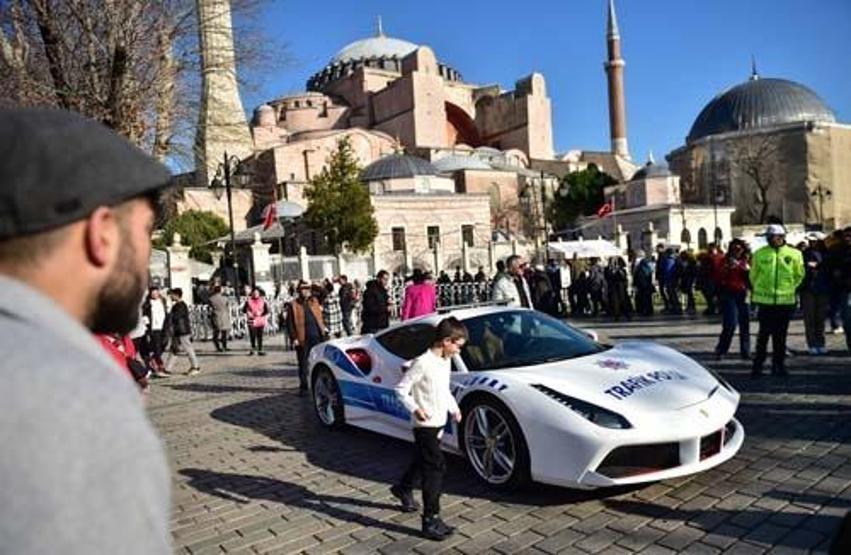 Bakan bir daha baktı: İstanbulda görenleri şaşkına çeviren polis devriyesi