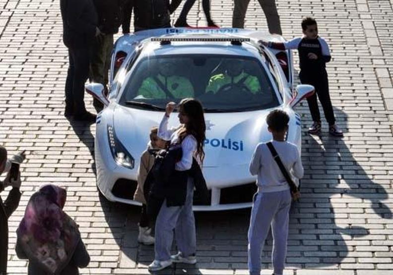 Bakan bir daha baktı: İstanbulda görenleri şaşkına çeviren polis devriyesi