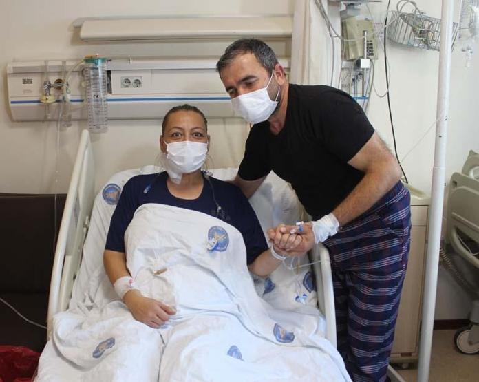 Covid- 19 sonrası kalp krizi geçirdi, böbrekleri iflas etti 16 yıllık eşinin böbreği ile can bulan Emine hemşire: Doğru adamla evlenmişim