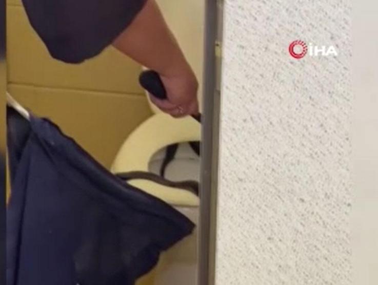 Tuvalete girdi kabusu yaşadı Klozetten zehirli yılan çıktı
