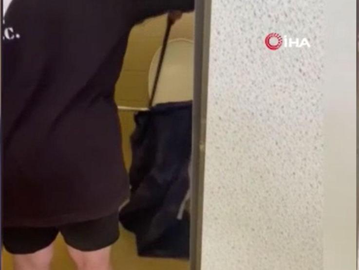 Tuvalete girdi kabusu yaşadı Klozetten zehirli yılan çıktı