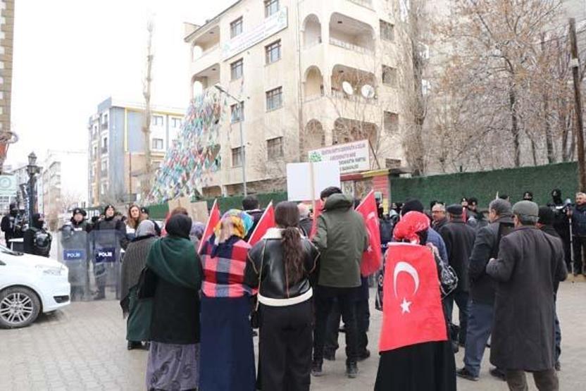 Evlat nöbetindeki aile anlattı: Çocuğumu küçük yaşta kandırıp dağa kaçırdılar