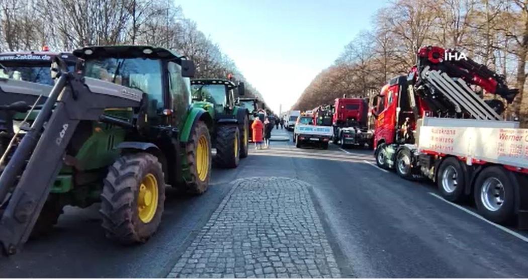 Yollar trafiğe kapatıldı! Alman çiftçilerden traktörlü eylem