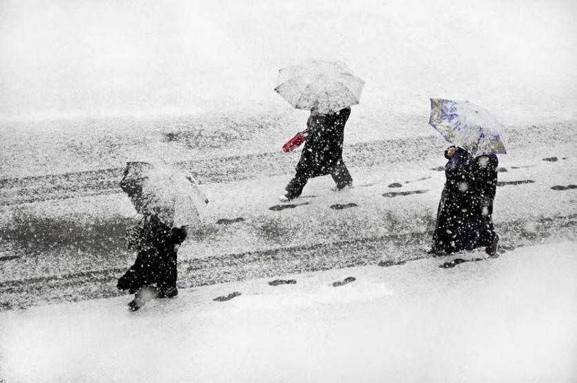 Karlı ve buzlu yolda düşmemek için bunlara dikkat
