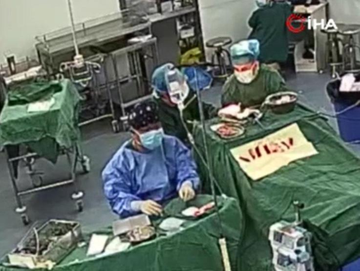 Depreme beyin ameliyatında yakalandılar... Kendi canlarından geçip hastayı kurtardılar