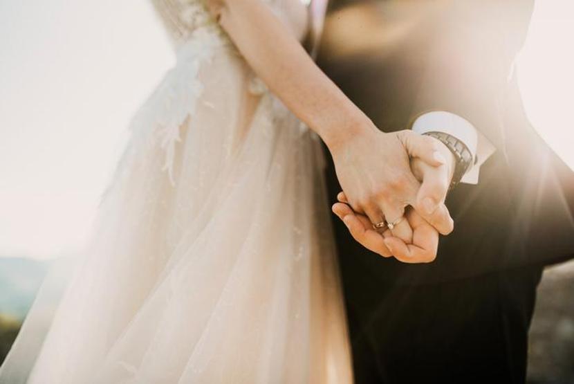 AYM kararı bugün yürürlükte: Evli kadınlar artık kocasının soyadını taşımak zorunda değil