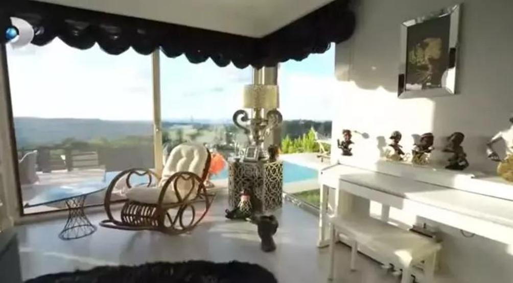 Evrim Akın, Aylin Coşkunun 4 katlı lüks villasına konuk oldu