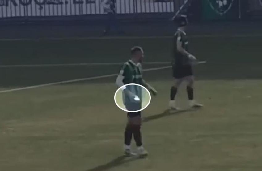 Futbolcunun elinde taşıdığı sosyal medyayı salladı