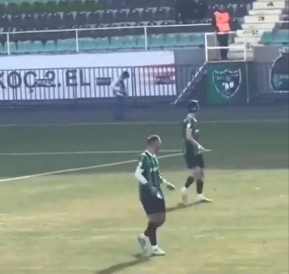 Futbolcunun elinde taşıdığı sosyal medyayı salladı