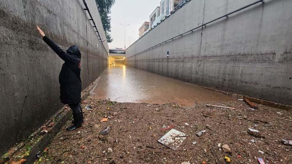1 kişinin öldüğü su dolu alt geçitte felaketin izi