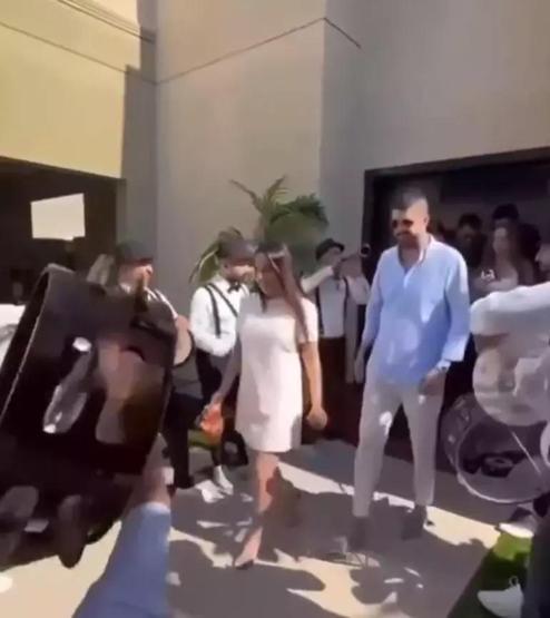 Ebru Gündeşin gelinlikli ilk fotoğrafı Murat Özdemir, Ebru Gündeşi sarıp sarmaladı Dubaide özel konvoy