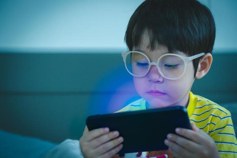 Başucunda cep telefonu ile uyuyanlar dikkat Kadınları daha çok etkiliyor