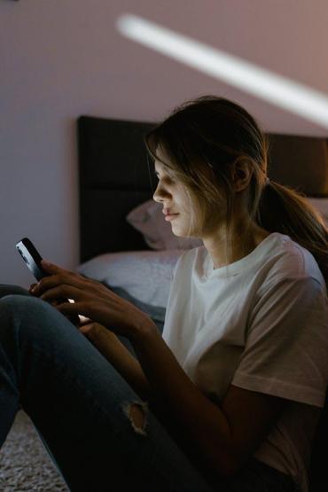 Başucunda cep telefonu ile uyuyanlar dikkat Kadınları daha çok etkiliyor