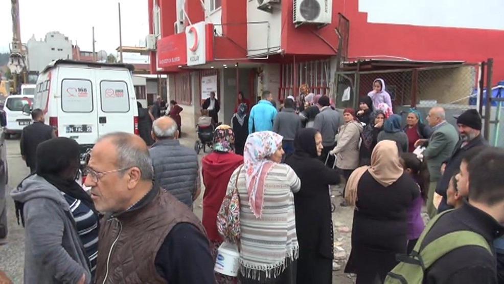 İskenderunda yemek dağıtan Türk Kızılay personeline saldırı