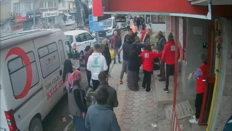 İskenderunda yemek dağıtan Türk Kızılay personeline saldırı