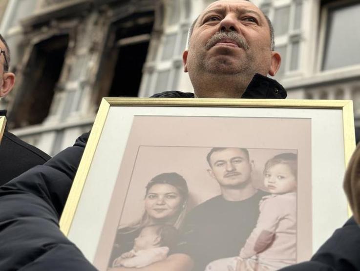Yüzlerce kişi Solingen’de hayatını kaybeden aile için yürüdü: Adalet istiyoruz