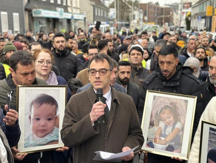 Yüzlerce kişi Solingen’de hayatını kaybeden aile için yürüdü: Adalet istiyoruz