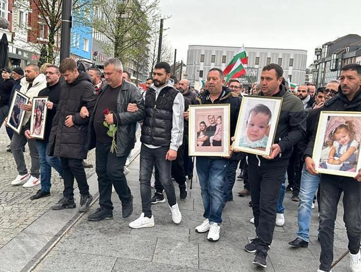 Yüzlerce kişi Solingen’de hayatını kaybeden aile için yürüdü: Adalet istiyoruz