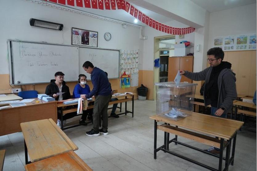 Fotoğraflar gelmeye başladı: Tüm yurtta oy verme işlemi başladı