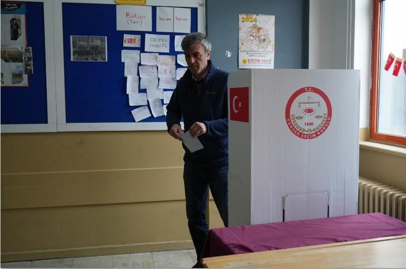 Fotoğraflar gelmeye başladı: Tüm yurtta oy verme işlemi başladı